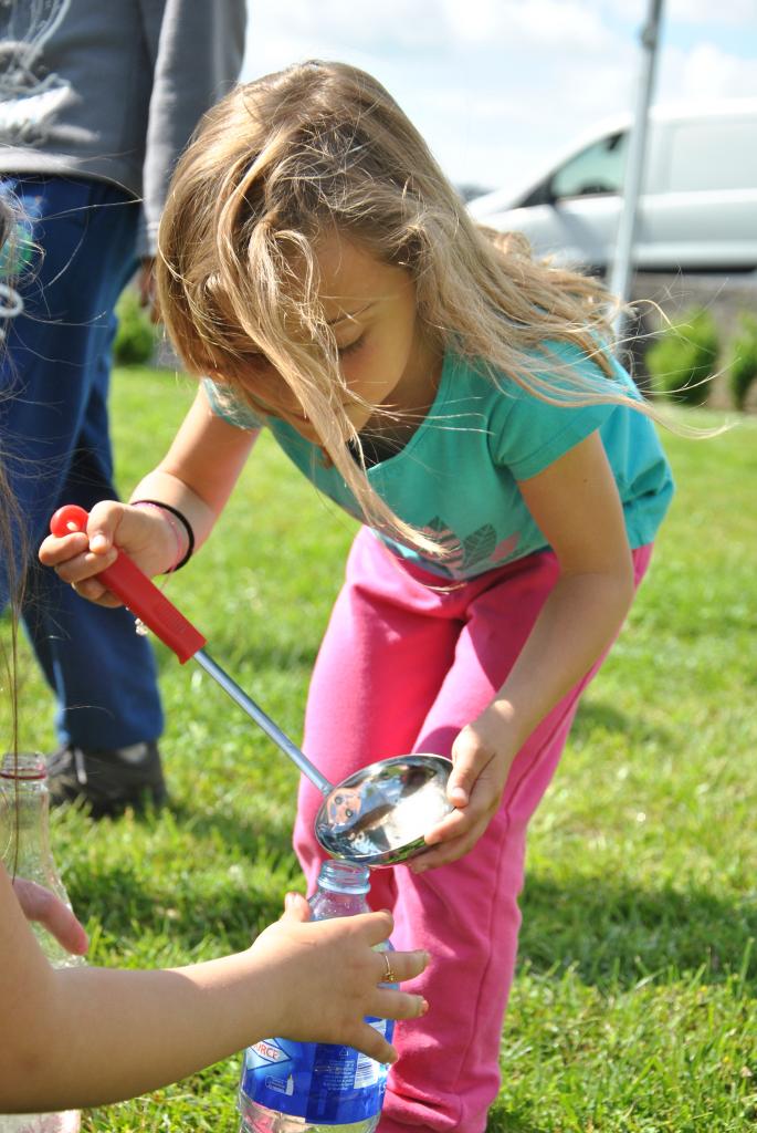  (course à l'eau) Les enfants sont concentrés !