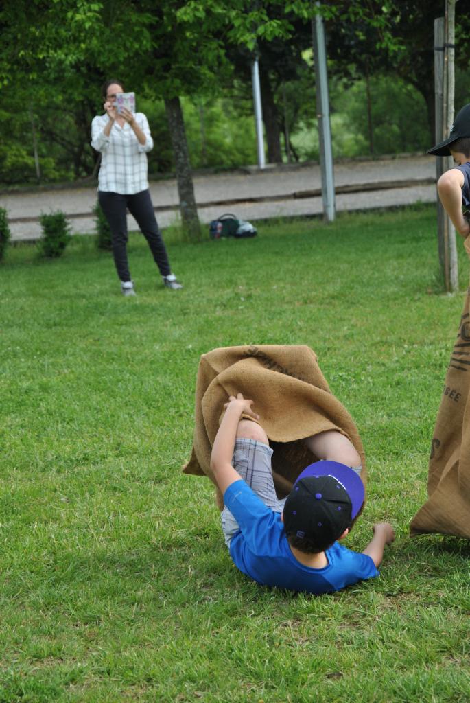 Et c'est la chute ! (Course en sac)