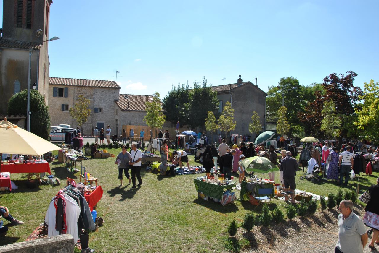 Exposants sur le terrain en herbe 