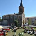 Stands sur le terrain en herbe