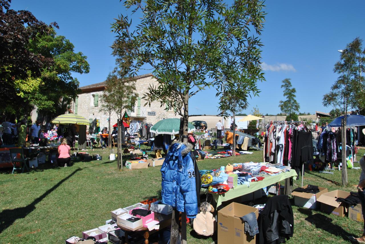 Stands sur le terrain en herbe - 2